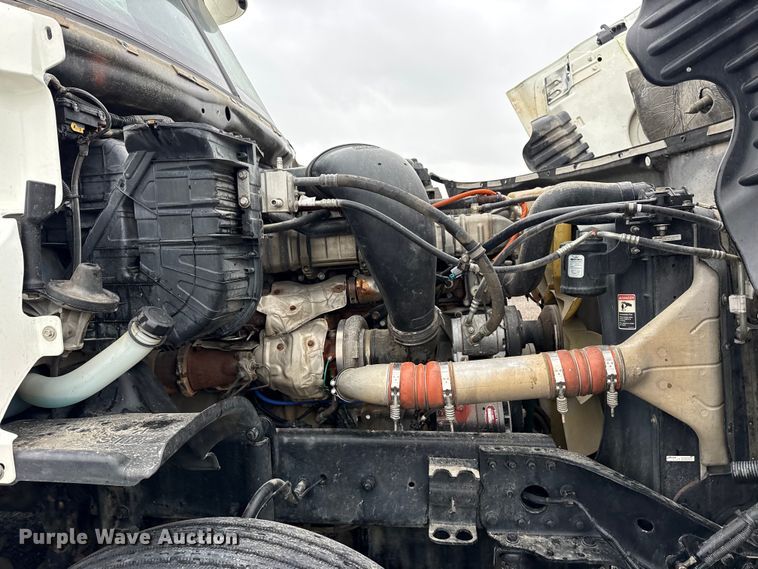 image for item EG8941 2015 Freightliner Cascadia semi truck