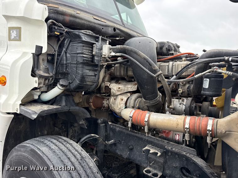 image for item EG8941 2015 Freightliner Cascadia semi truck