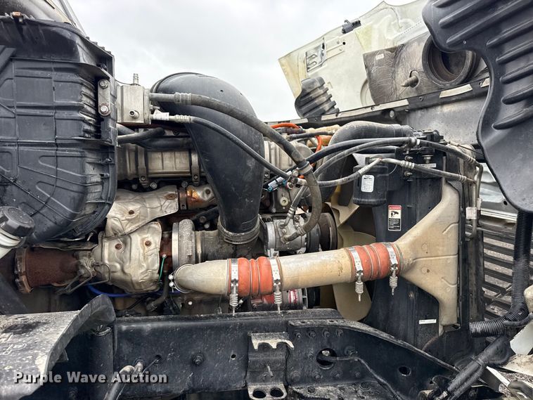 image for item EG8941 2015 Freightliner Cascadia semi truck