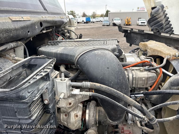 image for item EG8941 2015 Freightliner Cascadia semi truck