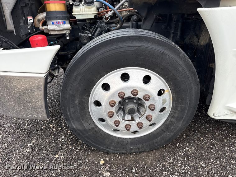 image for item EG8941 2015 Freightliner Cascadia semi truck