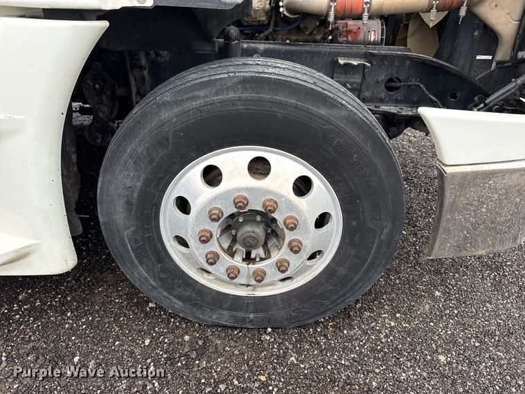 image for item EG8941 2015 Freightliner Cascadia semi truck
