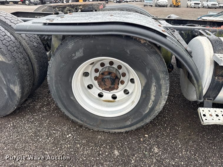 image for item EG8941 2015 Freightliner Cascadia semi truck