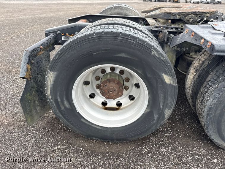 image for item EG8941 2015 Freightliner Cascadia semi truck