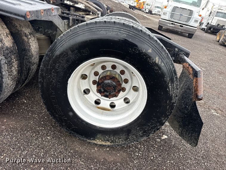 image for item EG8941 2015 Freightliner Cascadia semi truck