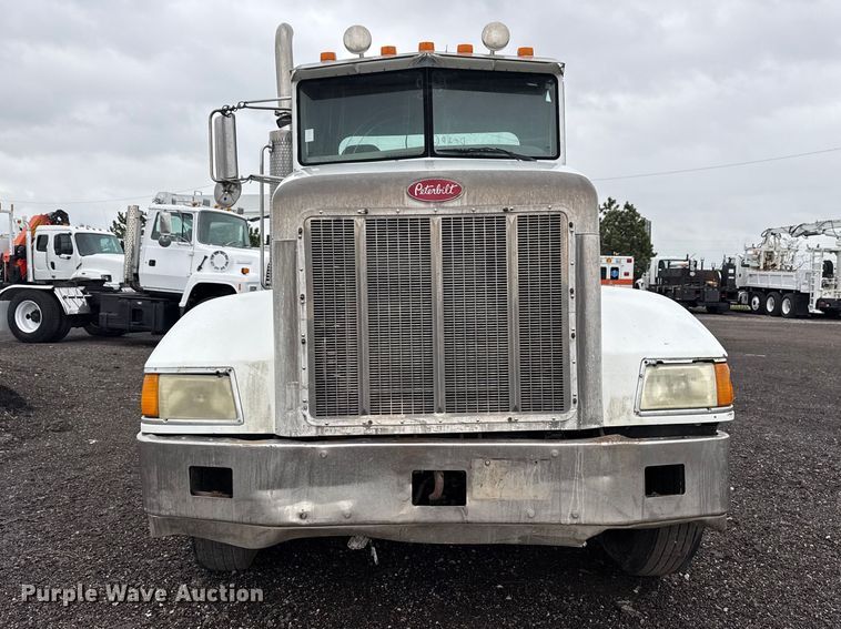 image for item EG8942 2003 Peterbilt 385 semi truck