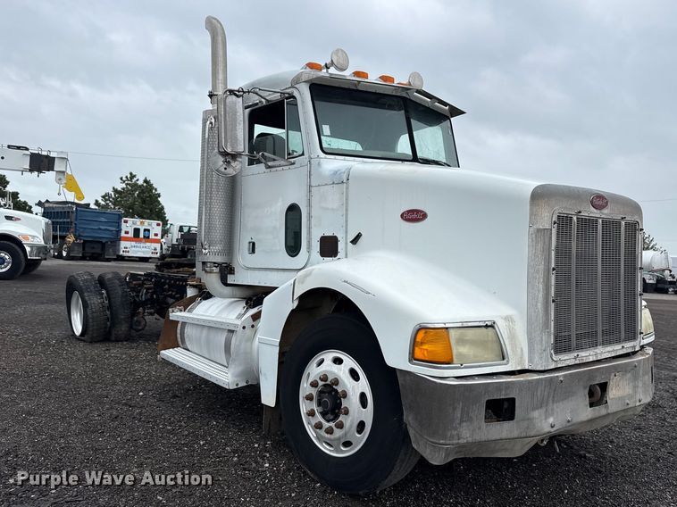 image for item EG8942 2003 Peterbilt 385 semi truck