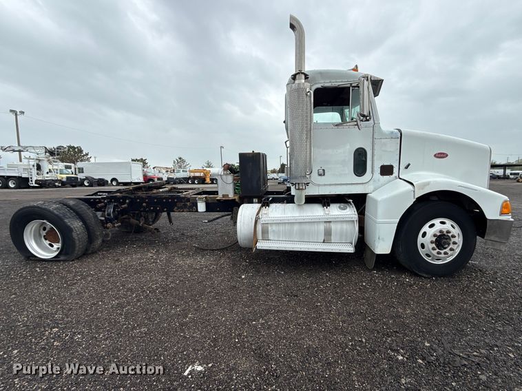 image for item EG8942 2003 Peterbilt 385 semi truck
