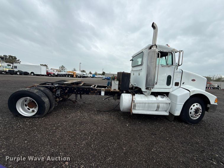 image for item EG8942 2003 Peterbilt 385 semi truck