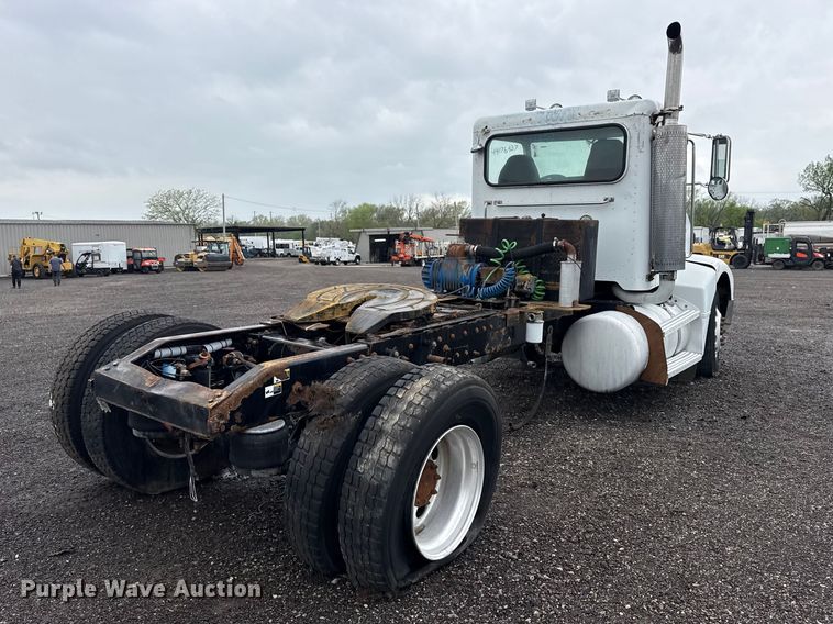 image for item EG8942 2003 Peterbilt 385 semi truck