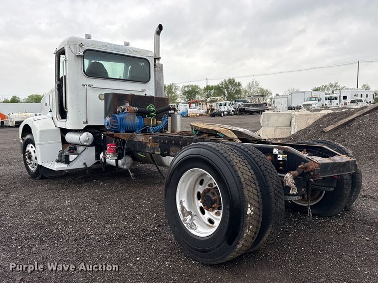 image for item EG8942 2003 Peterbilt 385 semi truck