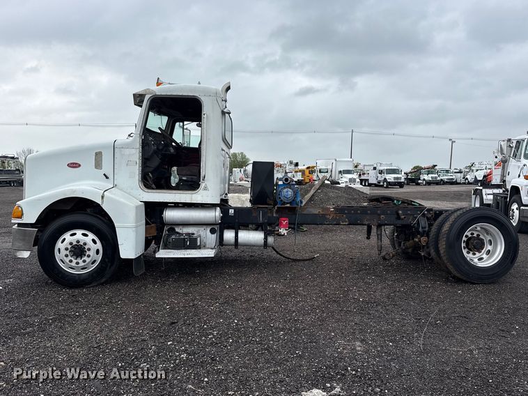 image for item EG8942 2003 Peterbilt 385 semi truck
