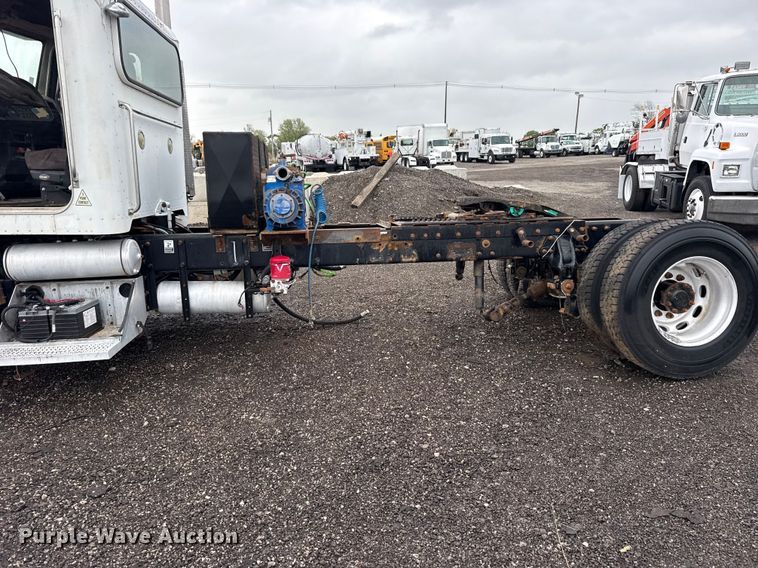 image for item EG8942 2003 Peterbilt 385 semi truck