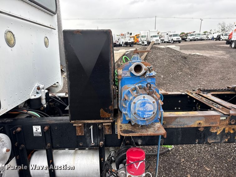 image for item EG8942 2003 Peterbilt 385 semi truck