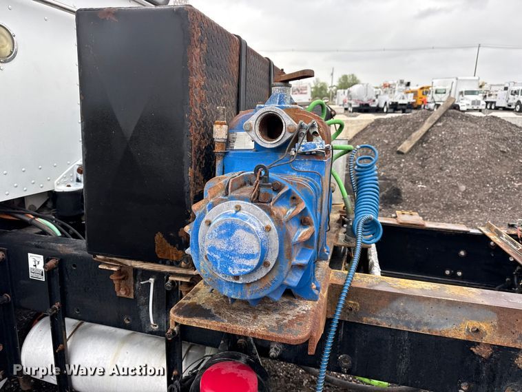 image for item EG8942 2003 Peterbilt 385 semi truck