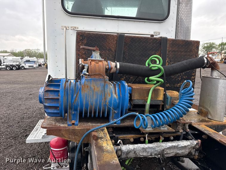 image for item EG8942 2003 Peterbilt 385 semi truck
