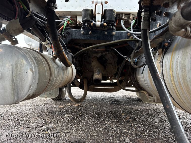 image for item EG8942 2003 Peterbilt 385 semi truck