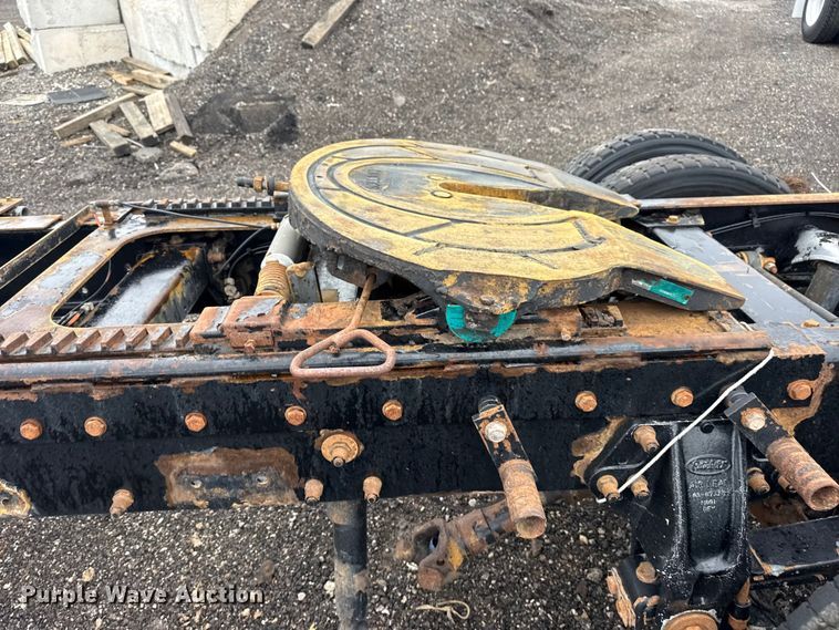 image for item EG8942 2003 Peterbilt 385 semi truck
