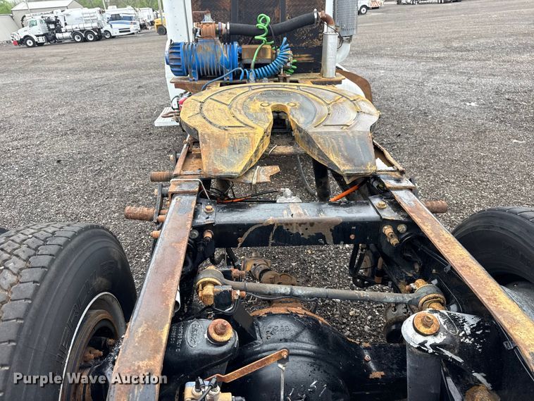 image for item EG8942 2003 Peterbilt 385 semi truck