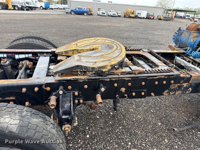 image for item EG8942 2003 Peterbilt 385 semi truck