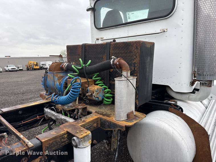 image for item EG8942 2003 Peterbilt 385 semi truck
