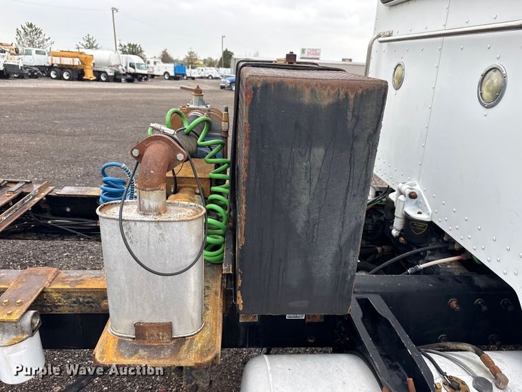 image for item EG8942 2003 Peterbilt 385 semi truck