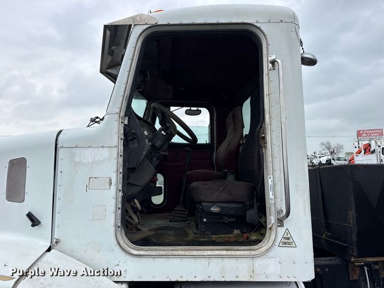 image for item EG8942 2003 Peterbilt 385 semi truck
