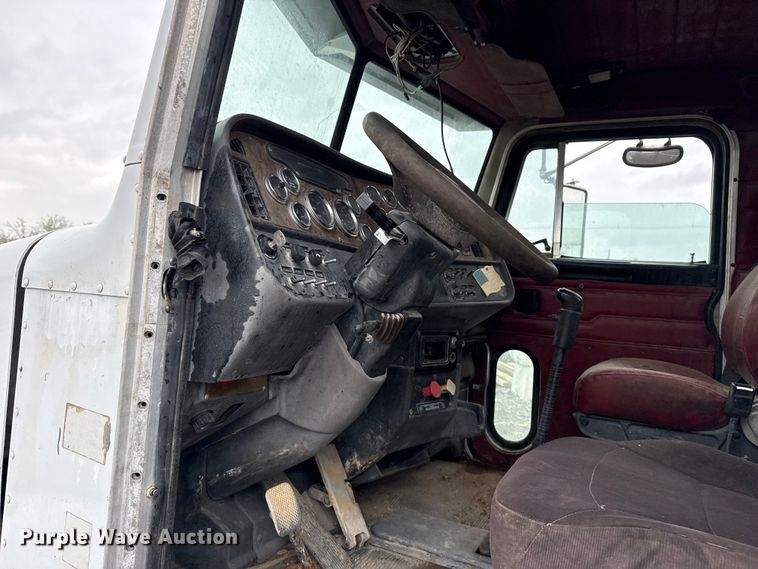 image for item EG8942 2003 Peterbilt 385 semi truck