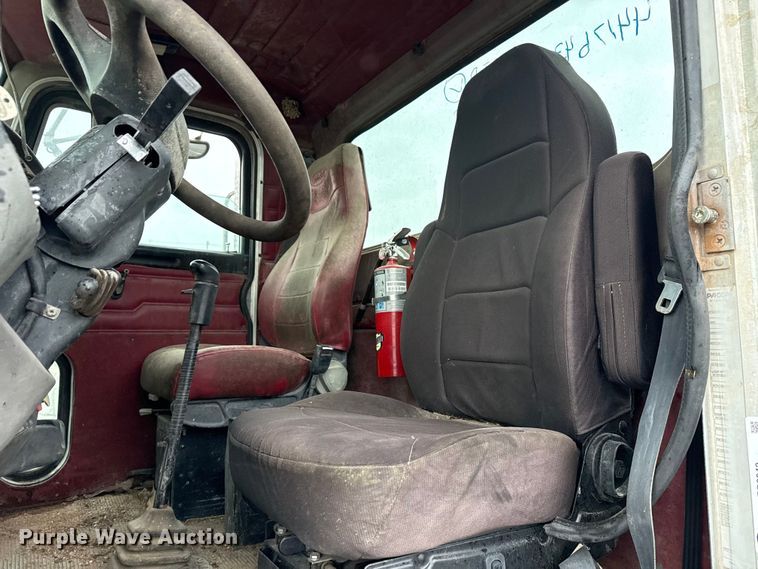 image for item EG8942 2003 Peterbilt 385 semi truck