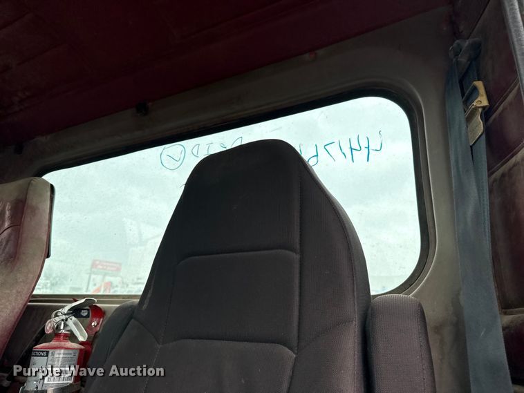 image for item EG8942 2003 Peterbilt 385 semi truck