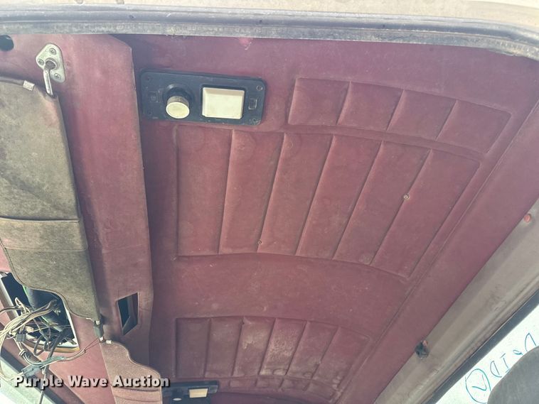 image for item EG8942 2003 Peterbilt 385 semi truck
