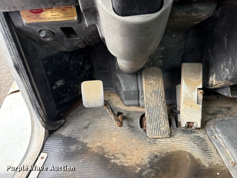 image for item EG8942 2003 Peterbilt 385 semi truck