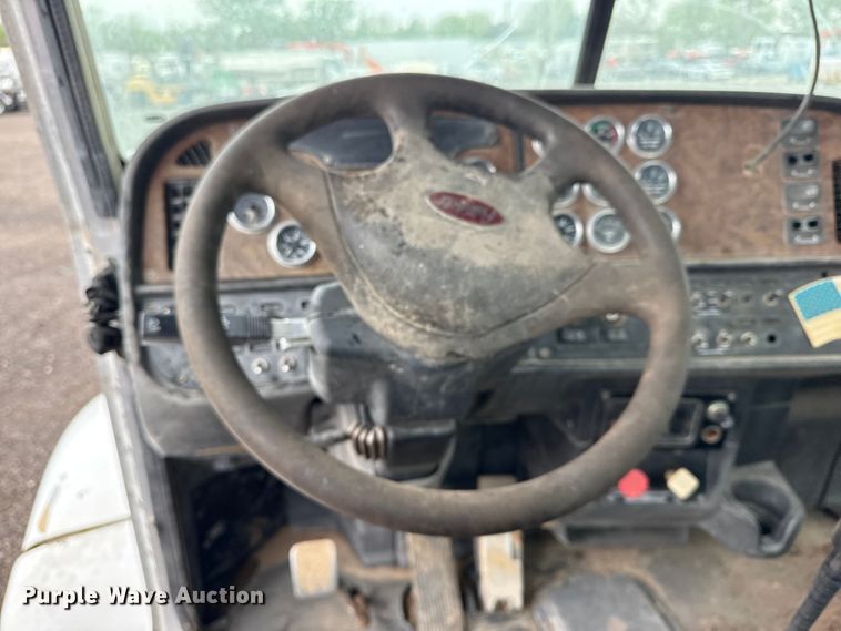 image for item EG8942 2003 Peterbilt 385 semi truck