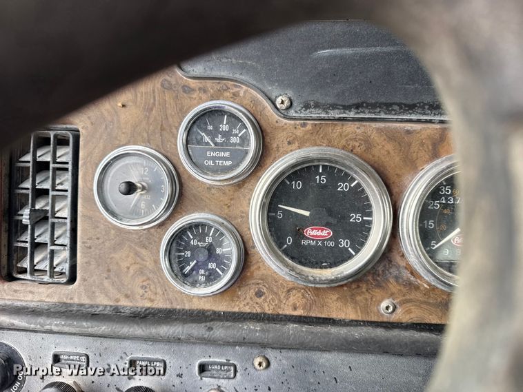 image for item EG8942 2003 Peterbilt 385 semi truck