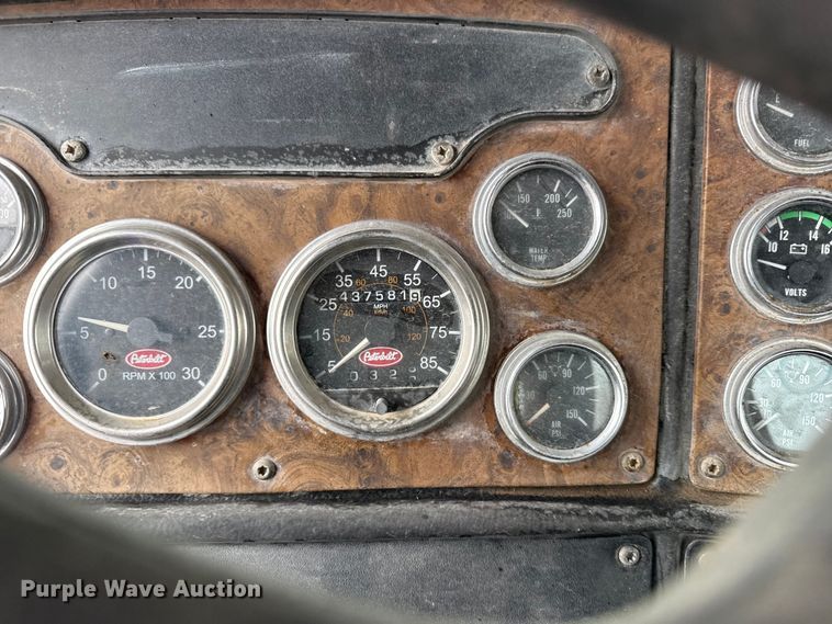 image for item EG8942 2003 Peterbilt 385 semi truck