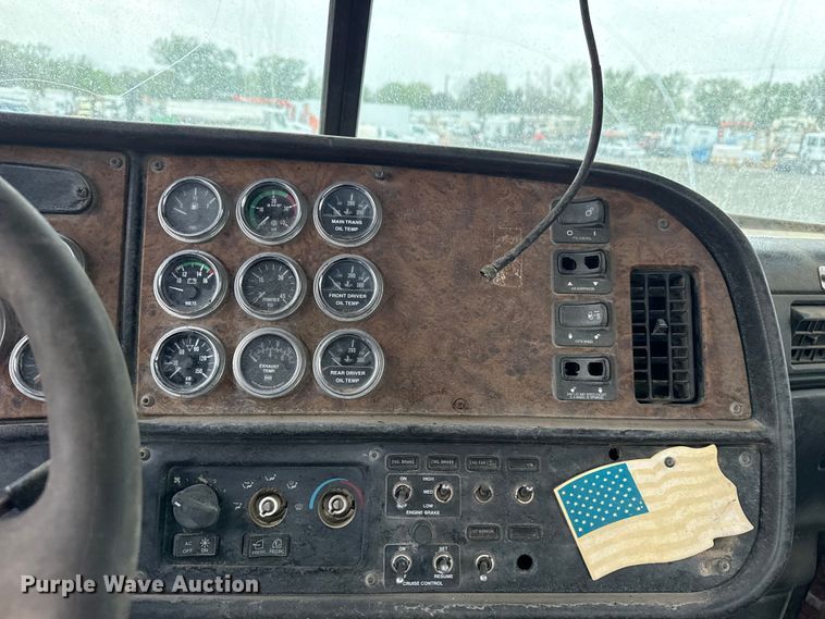 image for item EG8942 2003 Peterbilt 385 semi truck
