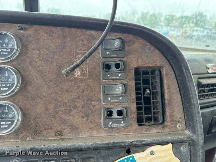 image for item EG8942 2003 Peterbilt 385 semi truck