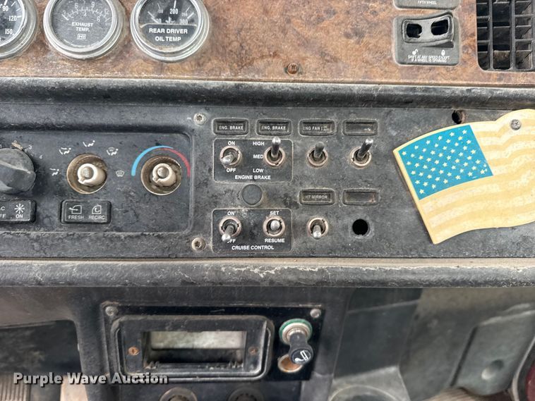 image for item EG8942 2003 Peterbilt 385 semi truck
