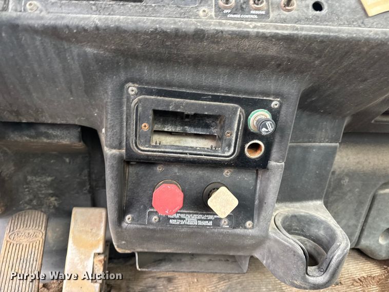 image for item EG8942 2003 Peterbilt 385 semi truck