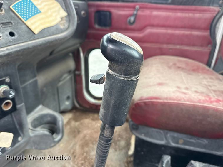 image for item EG8942 2003 Peterbilt 385 semi truck