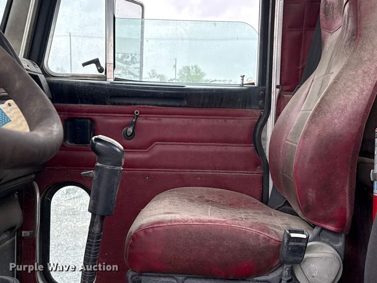 image for item EG8942 2003 Peterbilt 385 semi truck