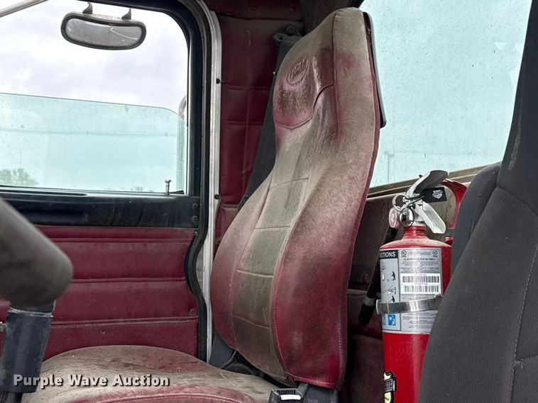 image for item EG8942 2003 Peterbilt 385 semi truck