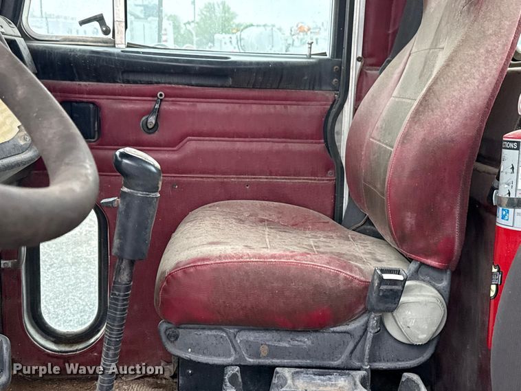 image for item EG8942 2003 Peterbilt 385 semi truck