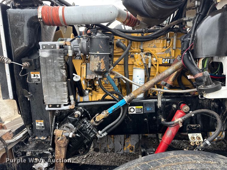 image for item EG8942 2003 Peterbilt 385 semi truck