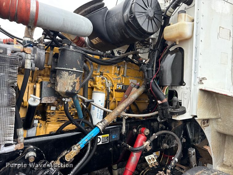 image for item EG8942 2003 Peterbilt 385 semi truck