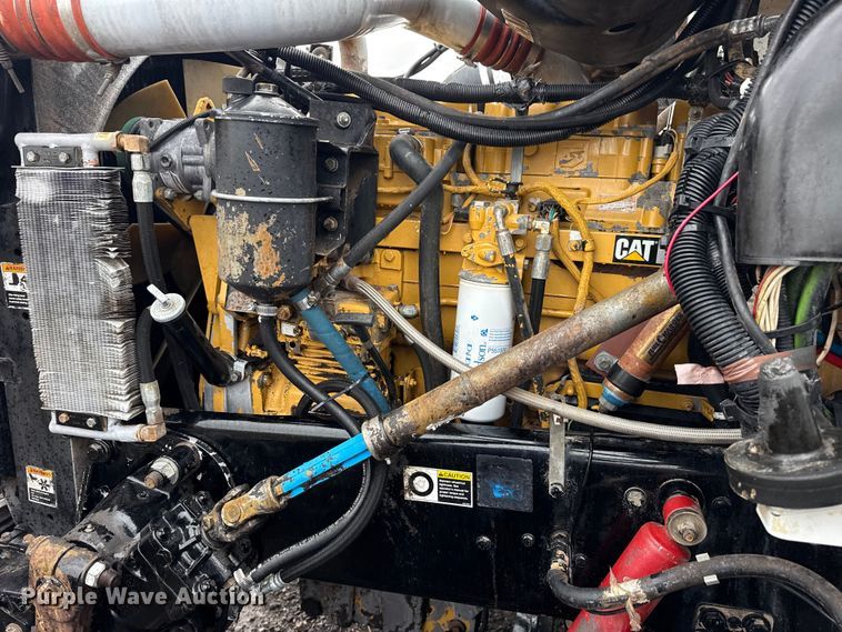 image for item EG8942 2003 Peterbilt 385 semi truck