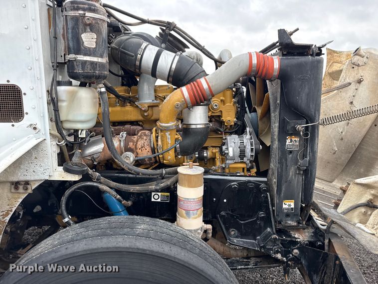 image for item EG8942 2003 Peterbilt 385 semi truck