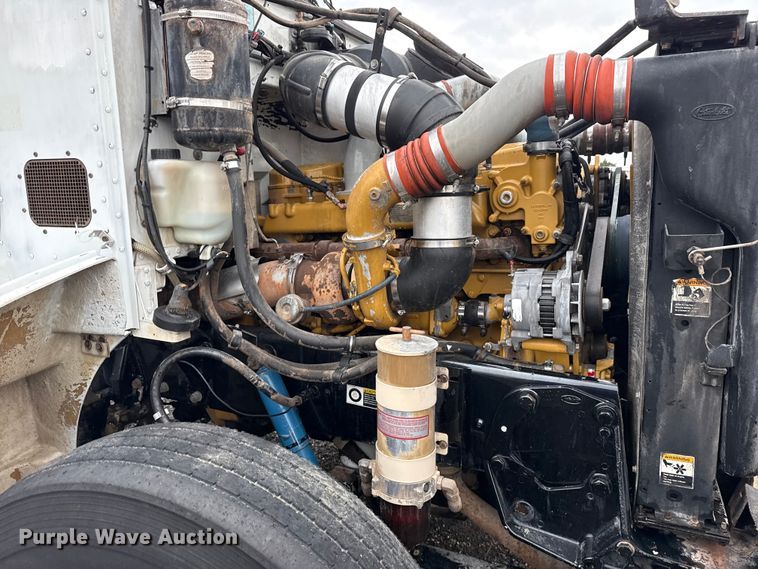 image for item EG8942 2003 Peterbilt 385 semi truck