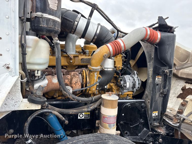 image for item EG8942 2003 Peterbilt 385 semi truck