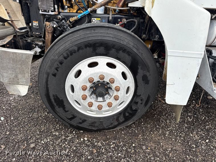 image for item EG8942 2003 Peterbilt 385 semi truck